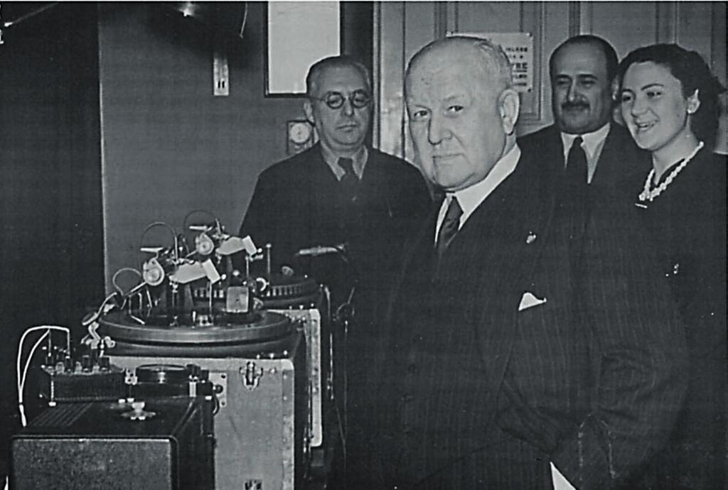 Lehár Ferenc a Magyar Rádió vágószobájában. Forrás: Közös hullámhosszon. 70 éves a Magyar Rádió 1925 1995 című emlékkötet a folyamatot, amíg az teljesen el nem vékonyodott.