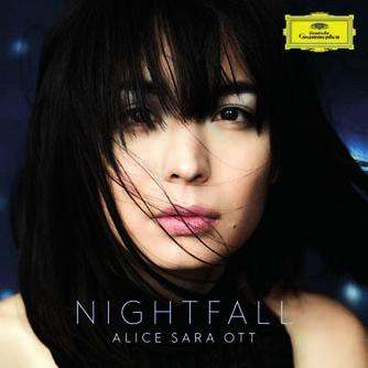 Deutsche Grammophon Universal 483 51879 Warner Classics Magneoton 0190295705671 Alice Sara Ott: Nightfall Debussy, Satie és Ravel művei Alice Sara Ott véleményem szerint kimagasló zongorista, már ami