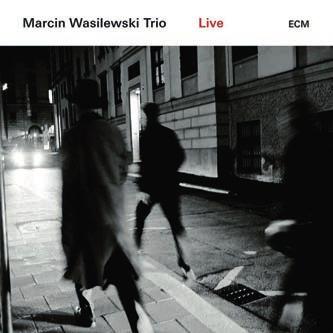 ECM Records Hangvető ECM 2592 Blue Note Universal 6747897 Marcin Wasilewski Trio: Live Még az az olvasó is, aki esetleg nem emlékezne Wasilewski nevére, nem volt ott koncertjén 2012-ben a Müpában,
