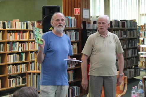 Nász János Szádváry Gyula rövidesen megjelenő kötetét tartja kezében.