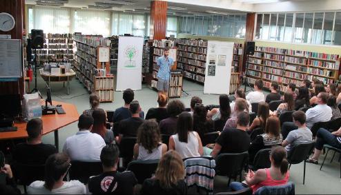 Jubilált a JAMK Slam Poetry! Horváth Szabolcs Októberben indult Slam poetrynk immár ötödik alkalommal került megrendezésre. A slammerek most nyári témával állhattak a mikrofon elé könyvtárunkban.