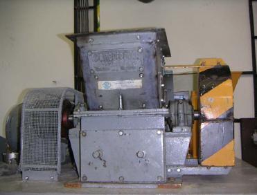 ábra: kalapácsos malom páncélzatába beépített ülők (Csőke B., 2009); félüzemi kalapácsos shredder; porleválasztással és adagolóval ellátott intézeti berendezés (Nagy S.