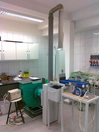 ami a számításaim során az alumínium szemek süllyedési végsebességével (turbulens tartományban 10mm-es gömb szemcsére 25,75m/s, 30mm-es gömb szemcsére 44,6m/s) egyezik meg.