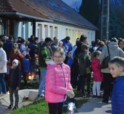Ezeket az üvegeket díszítik ki a gyerekek és a kreatív anyukák, apukák különféle Márton napi díszekkel, szimbólumokkal.