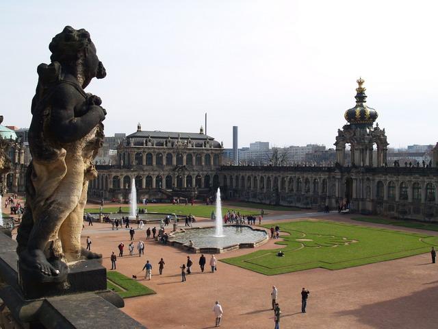 A híres Zwinger 2017.08.21.(hétfő) A mai napot nagyon vártam, hiszen a hegesztéssel töltött napok után végre volt lehetőségem a tanult szakmámban kipróbálni magam.