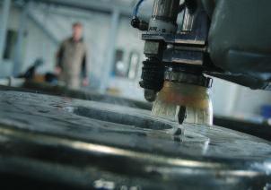 A Dynamic Waterjet kiegészítő segítségével szöghiba és túlfutás nélküli vágatok készíthetők akár 200 mm vastagságig. Fémmegmunkálás Abrazív vízsugaras vágás különböző anyagokon (pl.