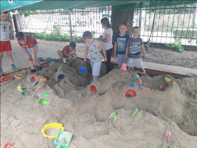 2. SZAKMAI MUNKA Óvodánkban a szakmai munka alapját az Országos Óvodai Nevelési Program, és az erre épülő Pedagógiai Programunk írja elő.