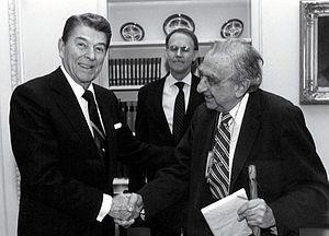 1962-ben John Fitzgerald Kennedy elnöktől Enrico Fermi-díjat vehetett át.