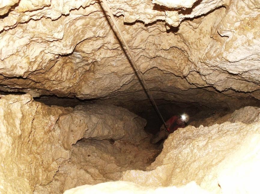 befolyni és a bejárás sokkal könnyabbé válik. Kovács Ricsiék 2012 őszén próbálkoztak egyszer már a felméréssel, de a bejárat alatt mérhető 3.2 tf %-os széndioxid tartalom elriasztotta őket.