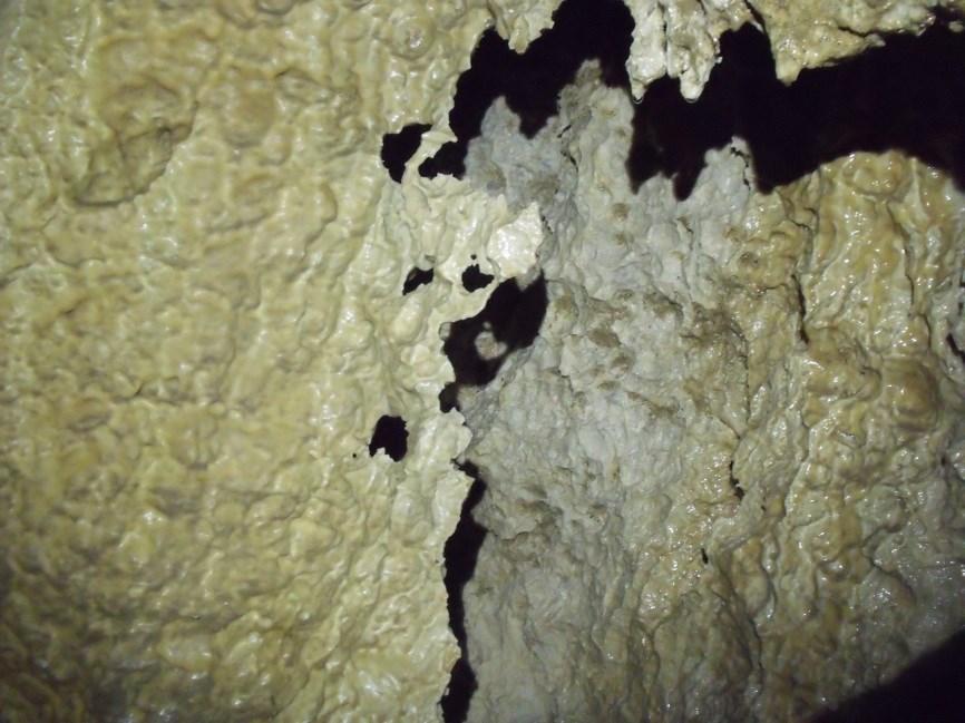 Nem kis harc árán visszatérve az ereszkedést segítő kötelünk aljához (-75 méter-re) kitett mászással juthatunk a PANNONIA-ÁG elejébe.