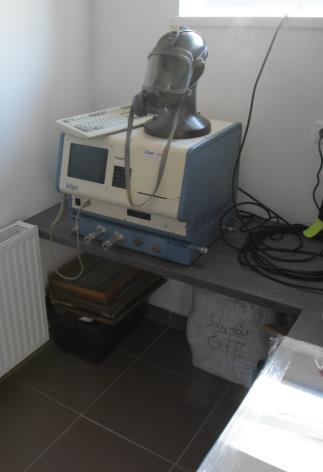 [84] A technikai berendezések sora imponáló: kipufogógáz-elszívó; indítás-segítő un.