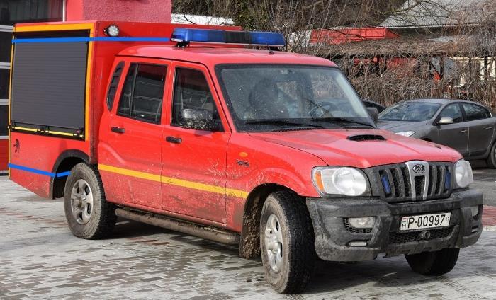 143 A szertárt elhagyó gépjárműveket szenzor figyeli, a kivonulás után a vezérlő rendszer lezárja a kapukat, lekapcsolja a világítást, a kipufogógáz elszívást és élesíti az épület riasztórendszerét.