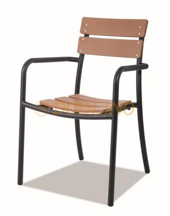 Az ülőrészen elhelyezett, kényelmes párnát az ár tartalmazza. 89,-EUR Várható beérkezés POZSONYBA: 2018 május DL MALA/ P Antracit színű alumínium vázas technowood betétes karos éttermi kültéri szék.