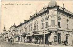 Utcakép üzlettel.