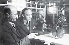 ezután 1913-ban Hamburgban georg Winterlingnél, majd 1914 augusztusáig Párizsban Albert caressánál és Jacques Français-nél képezte magát.