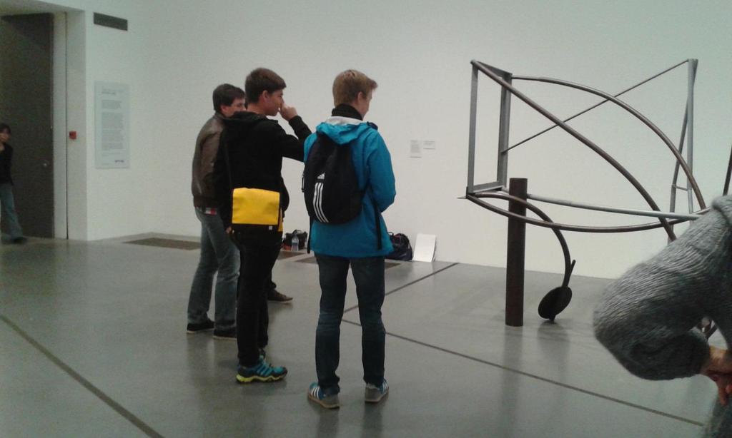 5. nap szerda: London: Tate Modern Tizenévesek egy modern szobor előtt tanakodnak.
