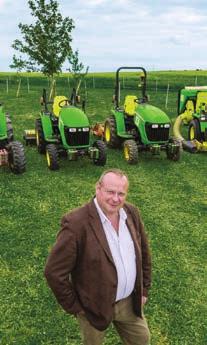 3 Augustai építőkövek... 4 7 Bizalmi kérdés... 8 11 Teljes körű támogatás... 12 15 Egyetlen traktor sok-sok feladatra... 16 17 KIEMELKEDŐ JELLEMZŐK Funkciók.
