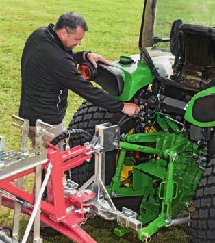 MINDEGYIK 4R SOROZATÚ MODELLEN Nagy alváz Emelési kapacitás: 1134 kg (610 mm-rel (24") a csatlakozók mögött) Vontatási kapacitás: 5000 kg Súly: 2120 kg Hátsó TLT ComfortGard fülke Hitch assist