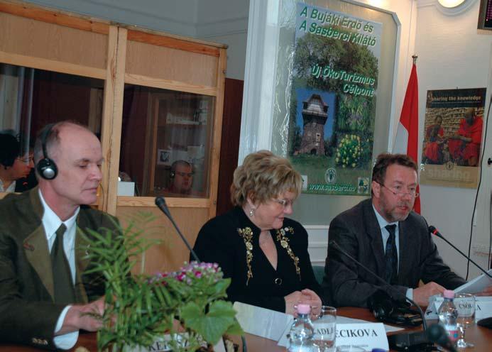 Innovatív erdõgazdálkodási módszerek megtervezésének és kialakításának támogatása Keresztes György (balról) és a FAO szakemberei Ez a címe annak a programnak, amelynek záró értekezletére invitált