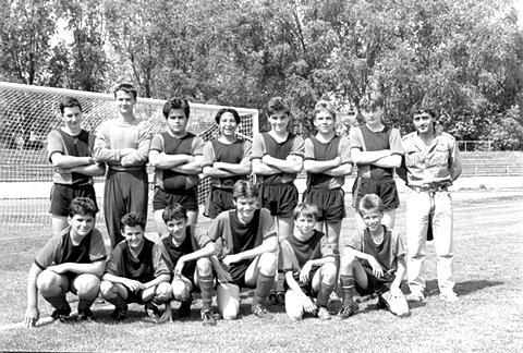 14 Želiezovský spravodajca jún 2010 * Š p o r t * Gabriel Duchoň (14. 2. 1957, Svodov) Medzi doteraz oslovenými bývalými futbalistami bolo mnoho takých, ktorí sa len ťažko rozhovorili o minulosti.