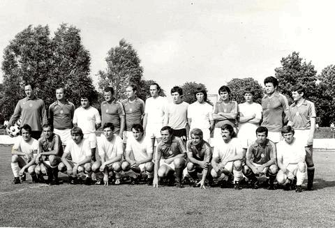 Nyírágón már tizenhat évesen a felnőtt csapatban futballozott, előtte farnadi tanulóként, az ottani diák alakulattal járási bajnokságot is nyert, sőt kerületi vonatkozásban is kiemelkedő