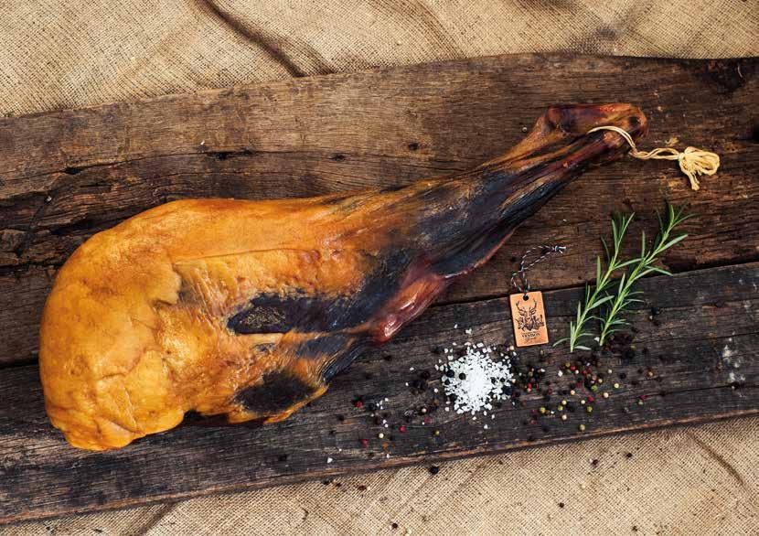 BRESAOLA Vaddisznó EGÉSZ VADDISZNÓ BRESAOLA Az első osztályú Vaddisznó combok feketebors, koriander és borókabogyó hozzáadásával sós pácban töltenek két hetet, majd parázsló bükkfa forgácstól