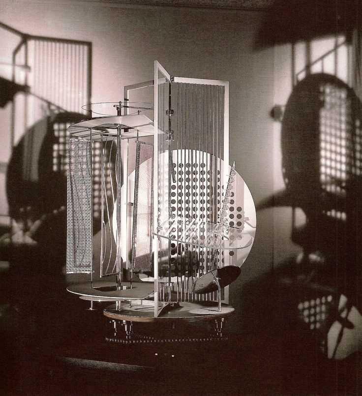 kép] MOHOLY-NAGY László: FÉNY-TÉR-MODULÁTOR (1922-1930) Lichtrequisit einer elektrischen Bühne Light Prop for an Electric Stage / Light-Space Modulator,