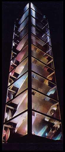 [20. kép] BOLYGÓ Bálint: SHM Lissajous (2001-2006) fém, üveg, súly,