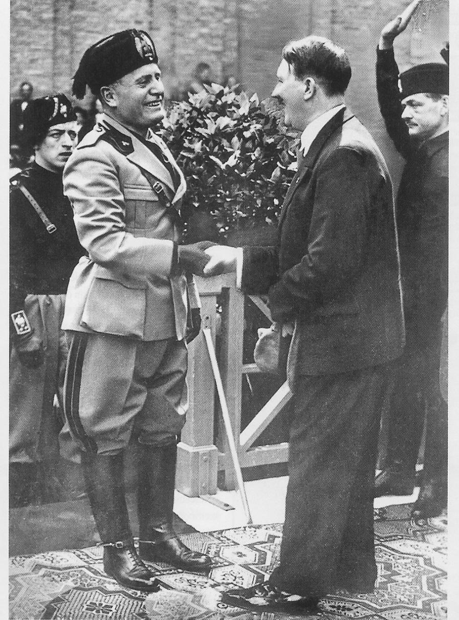 Mussolini pozdravlja Hitlera prigodom jednog posjeta Italiji.