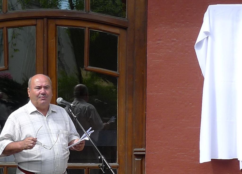 Köszöntő! Mit üzennek az emléktáblák?
