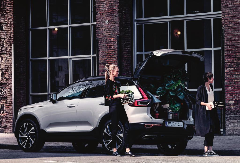 VOLVO XC 40 TARTOZ É KOK Szövet csomagtérszőnyeg, kétoldalas. A kétoldalas szőnyeg segítségével minden helyzetben új állapotban tarthatja az XC40 belső terét.