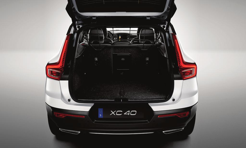 És mivel a tartozékokat a Volvo Cars tervezte, biztos lehet benne, hogy tartósak, könnyen használhatók és tökéletesen illeszkednek az XC40-hez. Acél védőrács.