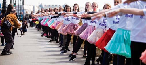 A tánc világnapja: flashmob a Margit hídon A szervezők április 29-én, délelőtt a Margit híd déli járdáján egy tízperces fl ashmobra várják a táncolni vágyókat.