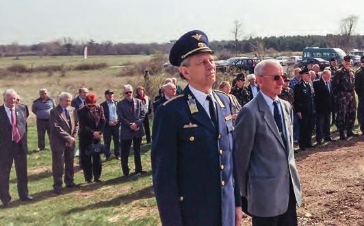 szeptember 2-án ugrottak először ejtőernyővel katonák, majd szeptember 11-én megalakult Szombathelyen az ejtőernyős kiképző keret, vitéz Bertalan Árpád százados vezetésével.