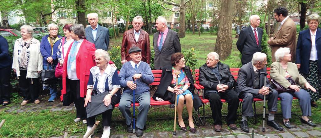 Kezükben kecses pezsgőspohár, néha belekóstolnak, de várnak.