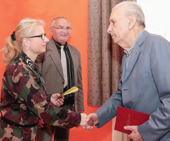 Az iroda tevékenységéről Parádi Gyöngyi főtörzsőrmester, érdekvédelmi altiszt tartott egy rövid tájékoztatót, majd bekapcsolódott az ügyintézésbe.