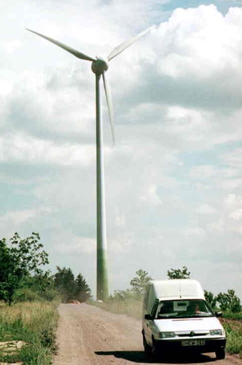 A villamos energia rendszer részei (villamos művek) 1. Erőművek. A generátorok 6-18kV nagyságú feszültséget állítanak elő. Frekvencia: 50Hz.