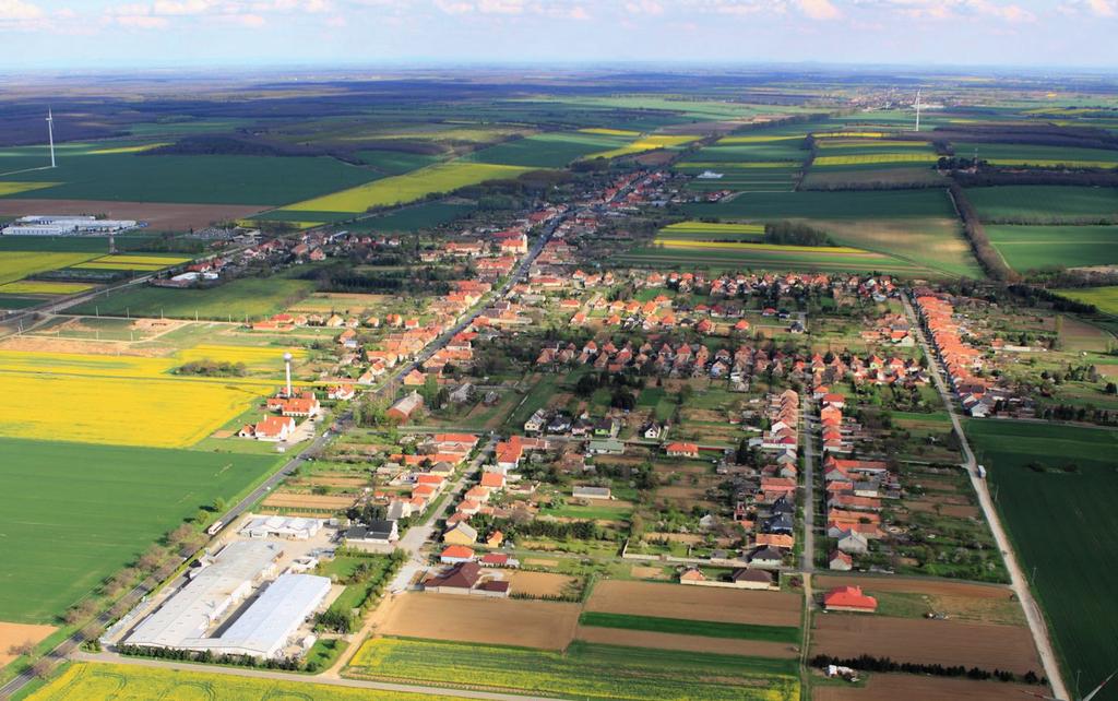 8 Az 1700-as években a település szerkezete egy utcából, a Kossuth Lajos utcából állt.