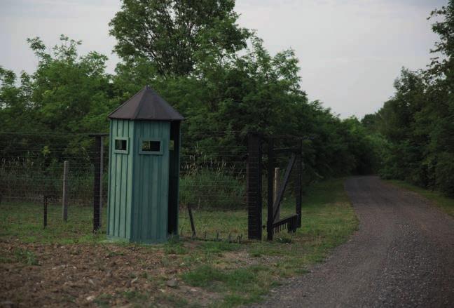 22 Vasfüggöny dombormű (Az Agg-hegy erdejének, illetve az egykori vadászlak parkjának kezdetén a szőlők felől) A II. vh. utáni korszak emlékére állították a valamikori Kotecsi kapu helyén.