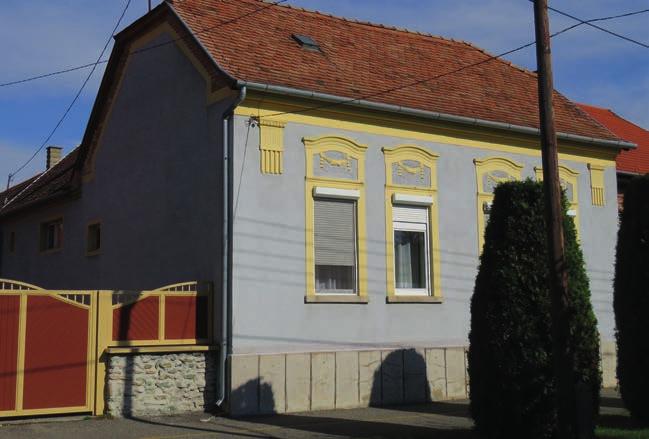 23 MAJORSÁGOK, PORTÁK Nagygazda porta (Kossuth Lajos utca 95. sz.) Régi gazdálkodási formákra berendezkedett porta. Széles, magas kapuja nagy szekérforgalom fogadására volt hivatott.