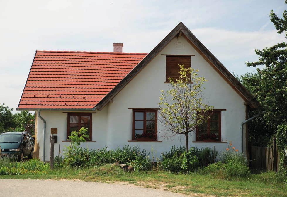 47 HOMLOKZATKÉPZÉS Az épületek utca felőli homlokzata két ablakos, esetleg a tornác mentén bejáratos elrendezésű, melyet vakolatkeretezésekkel tagoltak.