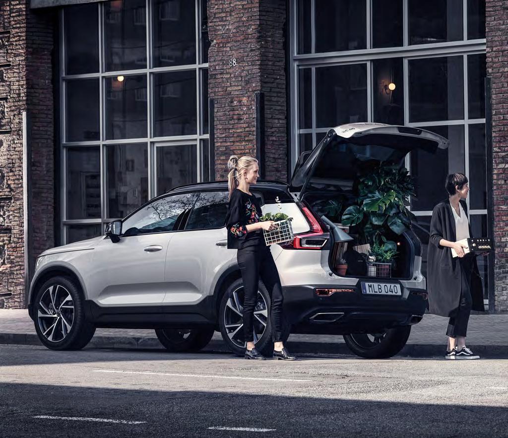22 VOLVO XC40 JÓL KIHASZNÁLHATÓ BELSŐ TÉR A Volvónál mindig az embert állítjuk a középpontba ezért igyekszünk minél inkább vásárlóink konkrét igényei és elvárásai szerint tervezni autóinkat.