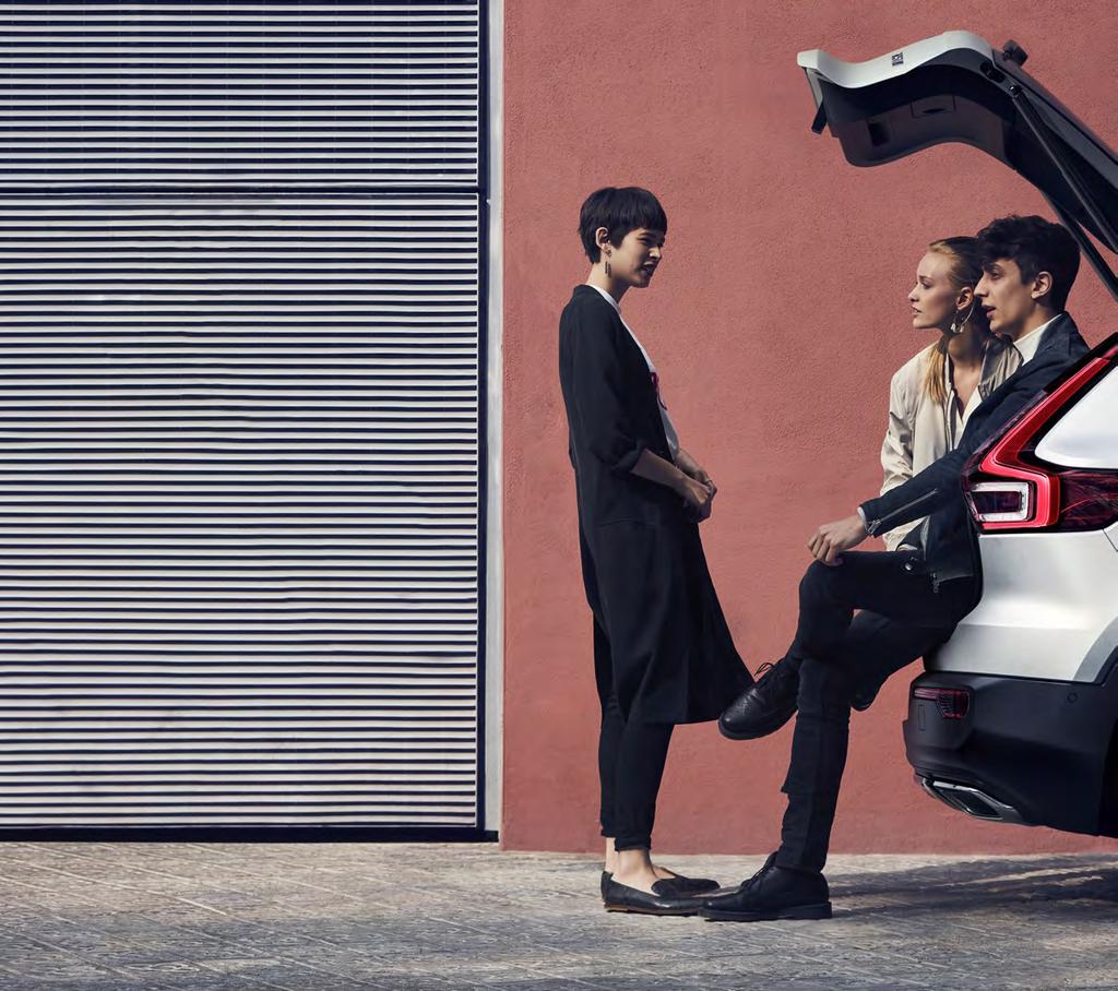 26 VOLVO XC40 ZENÉRE HANGOLVA Tudjuk, hogy a zene mennyire fontos útitárs, ezért az XC40 audiorendszereit úgy terveztük, hogy kedvenc zenéi könnyen elérhetők legyenek, és minden utasnak kiváló