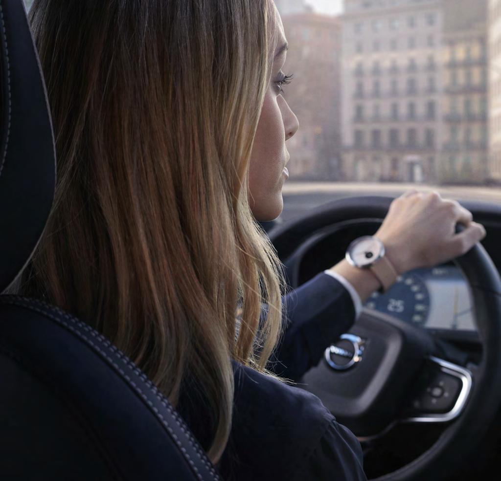 32 VOLVO XC40 PARANCSNOKI HÍD Az XC40 magas üléspozíciójából kiváló rálátás nyílik az útra a vezető igazi parancsnoki szerepben érezheti magát.