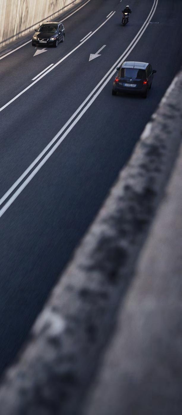 VOLVO XC40 35 SEGÍTŐKÉSZ TECHNOLÓGIA A Volvo vezetőt támogató rendszereinek köszönhetően az XC40- nel kényelemben és biztonságban autózhat.
