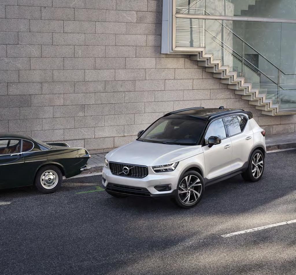 38 VOLVO XC40 PARKOLÁS EGYSZERŰBBEN Az XC40 kompakt méretei, a magas üléspozíció és a precíz kormányzás eleve megkönnyítik a parkolást, de emellett modern kamera technológia is segíti a vezetőt.