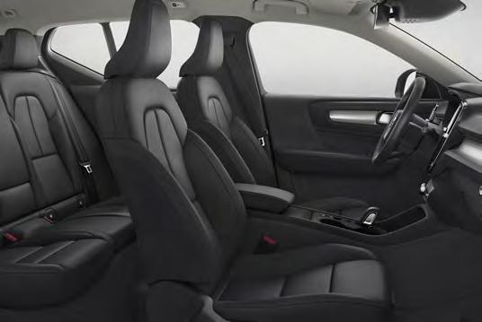 74 VOLVO XC40 Bézs textil/műbőr kárpit, bézs tetőkárpit U470 (XC40 Momentum: széria) Az XC40 alapváltozatának utastere a skandináv dizájn végletekig letisztult példája: a textil üléskárpit, a