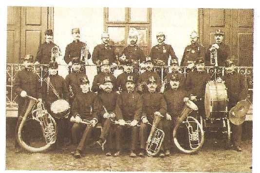 A Tűzoltóegylet 80 taggal belép az Országos Tűzoltóegyletek Segélyszövetkezetébe, 1893- ban kilépnek és megalakítják saját segélyező alapjukat.