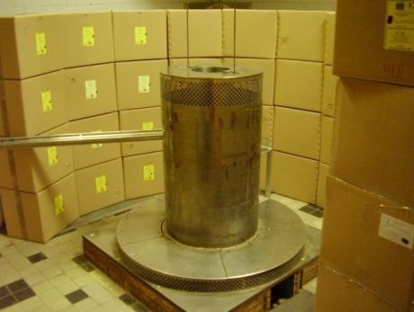 KÍSÉRLETI RÉSZ 4.2.2. γ-radiolízis A besugárzás SSL-01 panoráma típusú 60 Co-sugárforrással történt Budapesten az MTA Energiatudományi Kutatóközpont Sugárkémiai Laboratóriumával együttműködésben.
