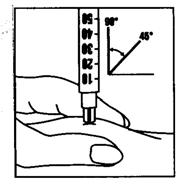 5. Légtelenítse a fecskendőt: Ha levegőbuborékokat lát a fecskendőben, tartsa függőlegesen, tűvel felfelé és óvatosan kocogtassa az oldalát, amíg a levegő összegyűlik a fecskendő felső végében.